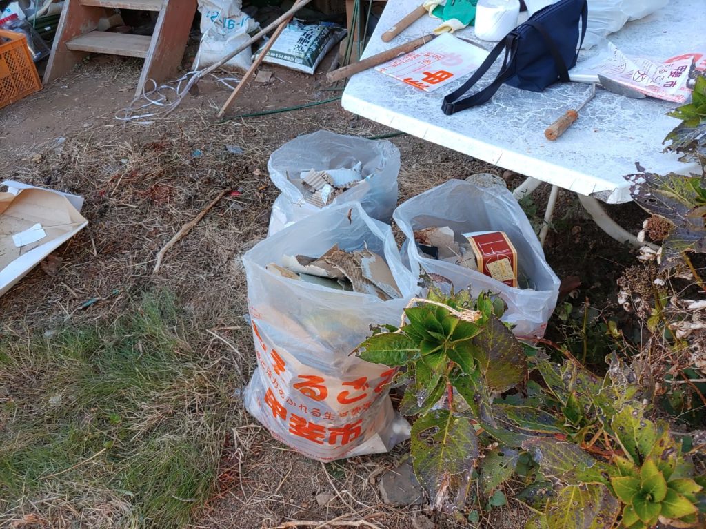 古い段ボールやごみを分別して廃棄処理